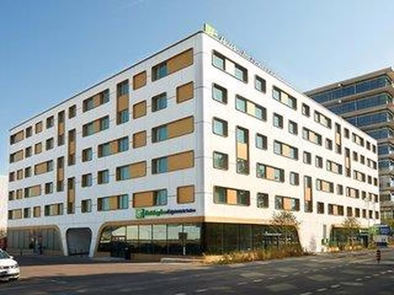 H.I. Express & Suites