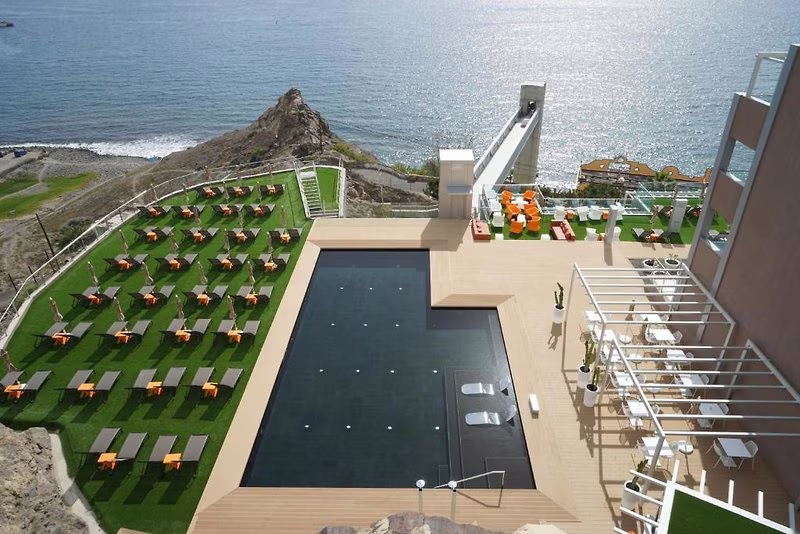 Riviera Vista Hotel