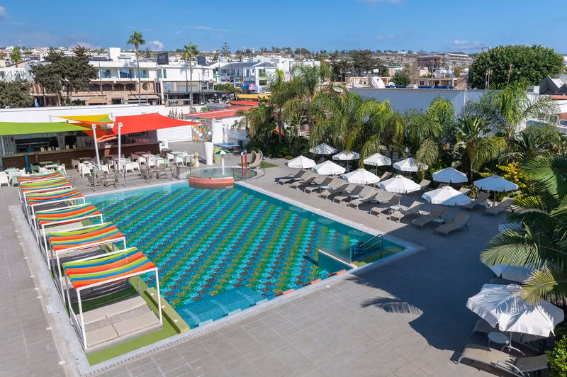 Nicholas Color Hotel