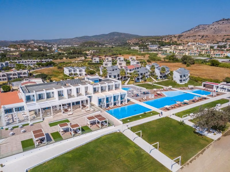 Kamari Plus Hotel
