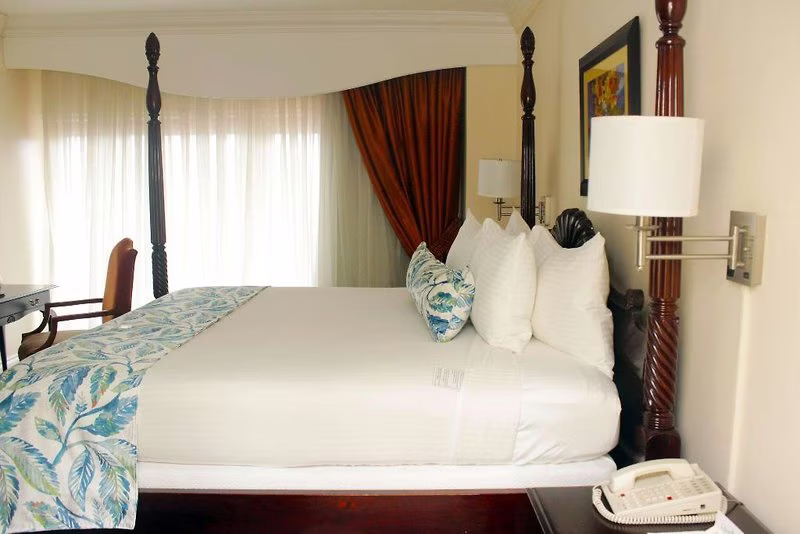 Courtleigh Hotel & Suites