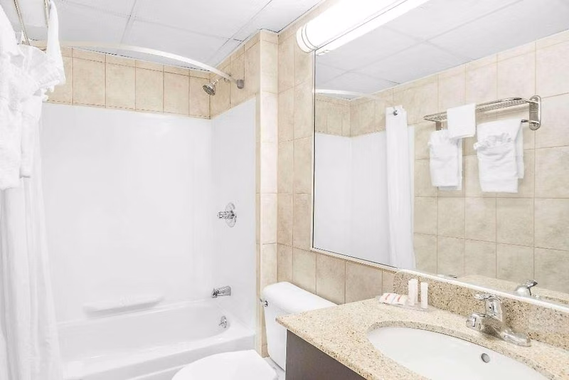 Howard Johnson by Wyndham North Bergen