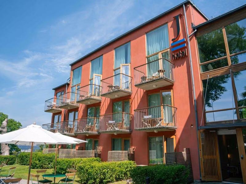 Hotel J