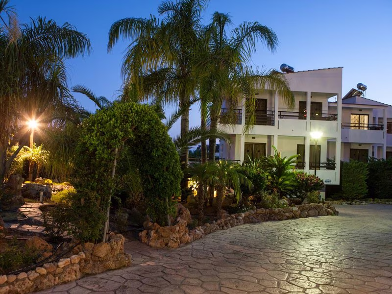 Coliseum Studios & Apartments