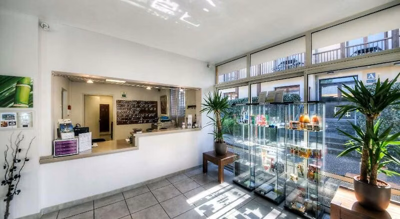 Zenitude Comfort Aparthotel Lourdes lAcacia