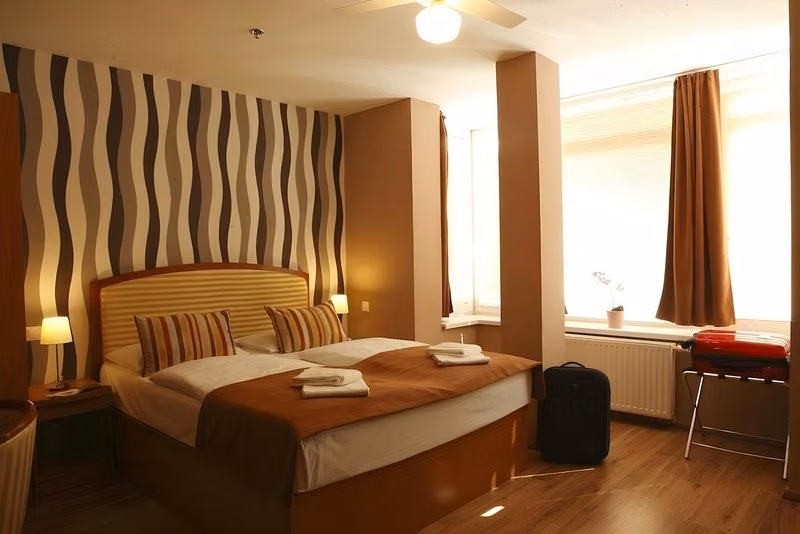 Six Inn Hotel