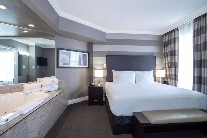 Sandman Signature Mississauga Hotel