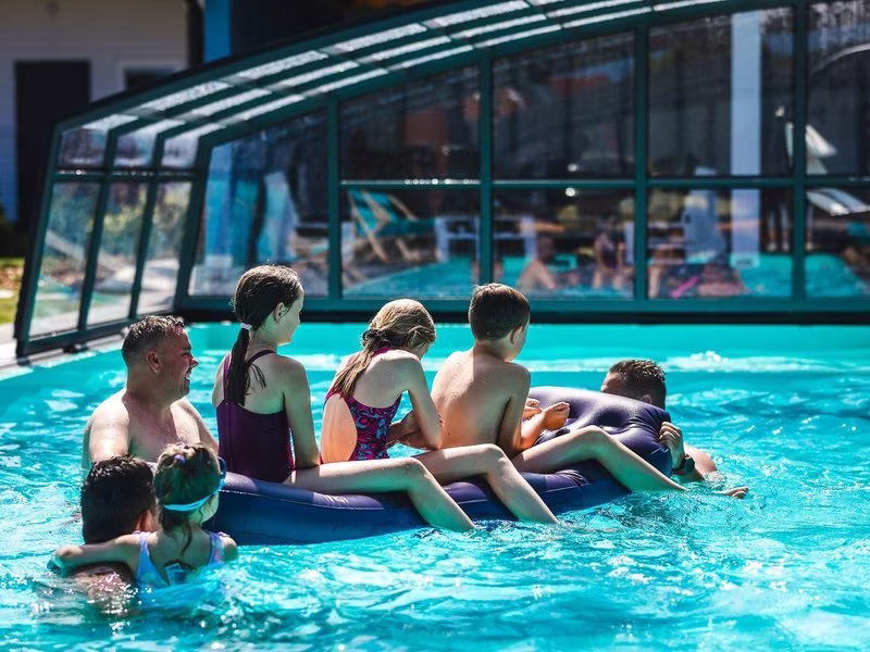 with swimming pool / 6 pax