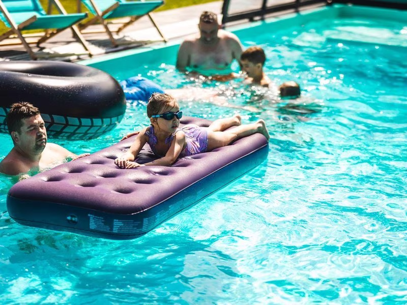 with communal pool / 6 pax