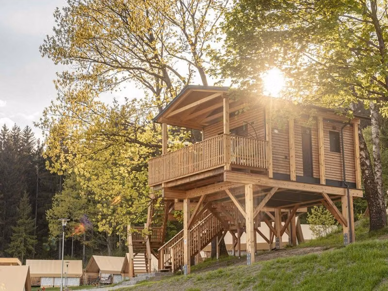 CHALETS & GLAMPING