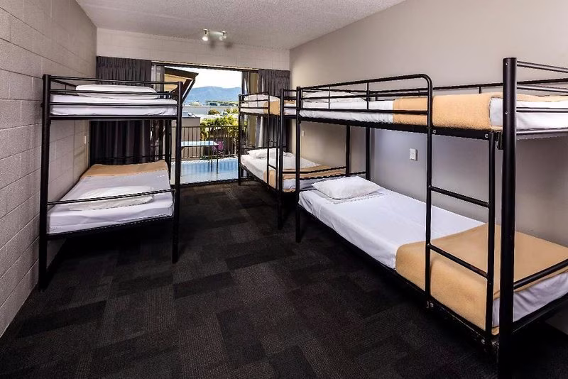 Gilligan's Backpackers Hotel & Resort