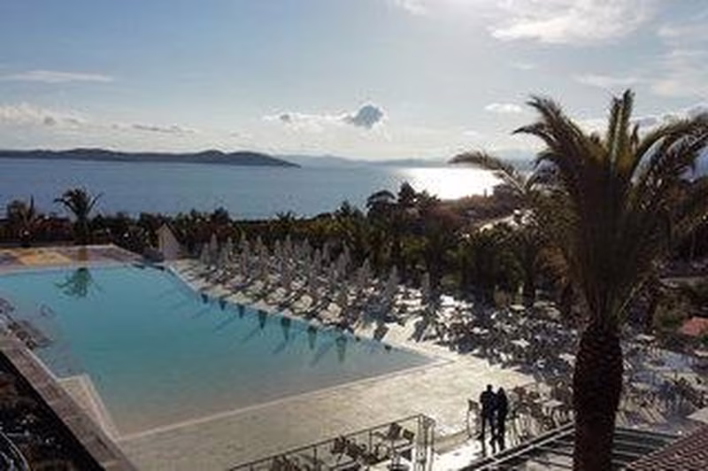 Aristoteles Holiday Res.