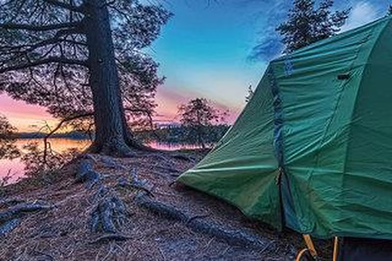 Algonquin mit dem Kanu - Zelt