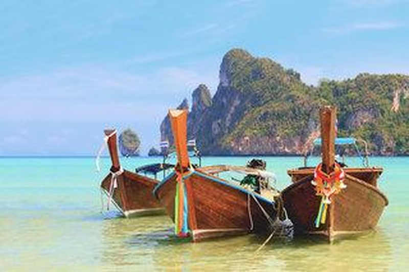Thailand: Smaragdgrüne Seen, weiße Strände & bunte Märkte entdecken