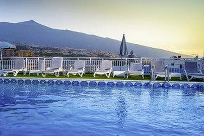 Skyview Hotel by LIVVO